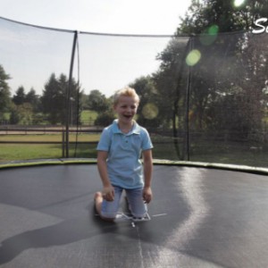 Exit trampoline silhouette met veiligheidsnet