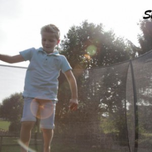 Exit trampoline silhouette met safetynet