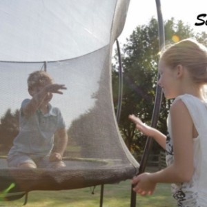 Exit trampoline silhouette met safetynet