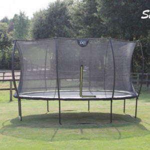 Exit trampoline silhouette met veiligheidsnet