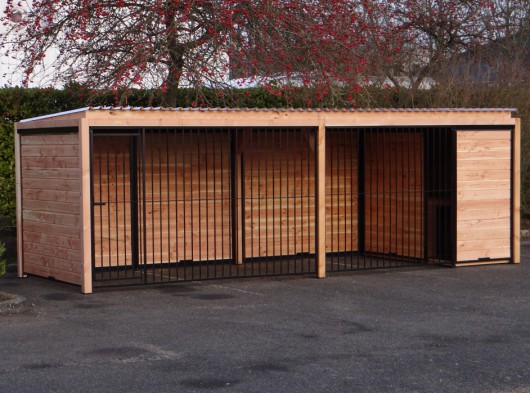 Hondenkennel FORZ zwart met geisoleerd nachthok en Douglas houtkader 627x218cm