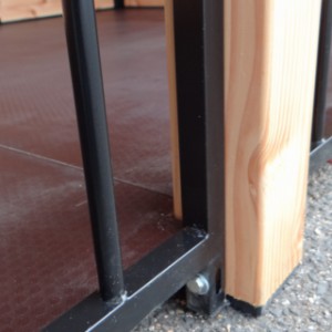 Detail vlonder bij een poot van de kennel