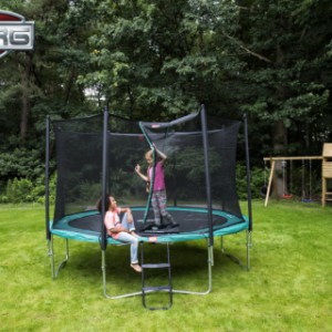 Berg trampoline trapje