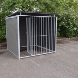 hondenkennel met deuropening