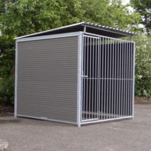 Kunststof hondenkennel inclusief dak 2x2m