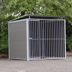 Dichte hondenkennel met dak