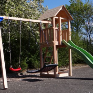 Het speeltoestel Kiosk hoog wordt geleverd inclusief een montageset, 2 grondankers en een opbouwhandleiding