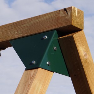 Houten schommel met metalen hoekstukken in eigen tuin