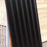 Zwarte dakplaat van metaal. 170 cm lang.