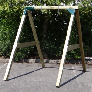 Stevig schommel frame door houten palen van bijna 9x9cm en een schommelplank van 14cm