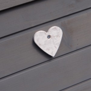Kippenhok Holiday Medium is afgewerkt met een houten hartje