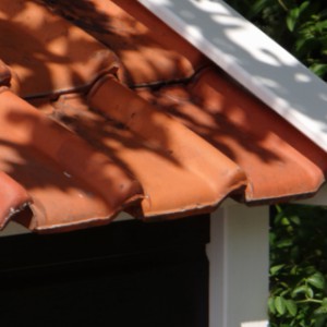 Groot solide hondenhok met dakpannen: deze kunnen geleverd worden in oranje, blauw gesmoord of zwart geglazuurd.