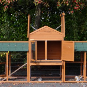 Het konijnenhok Prestige Medium is voorzien van een scharnierend dak