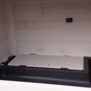 Konijnenhok Regular Small heeft een opklapbaar plankje boven het trapgat