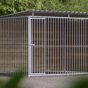 Overdekte hondenkennel met 2 dichte wanden en 2 spijlenpanelen