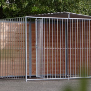 Hondenkennel FERM met douglashout en half dak 2x3m