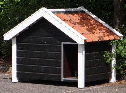 Hondenhok Snuf is een stevig en groot hondenhok in de kleur zwart/wit, met oranje dakpannen