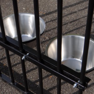 De dubbele voerbak wordt geleverd inclusief montagestrips