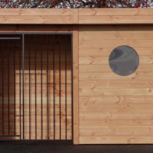 Houten Hondenkennel vooraanzicht