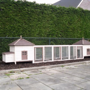 Dubbel kippenhok met grote ren
