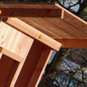 Speeltoestel Beach hut hoog - een kijkje onder het uitstekende dak