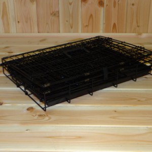 De hondenbench Strong S is opvouwbaar, daardoor is de bench compact en gemakkelijk te vervoeren