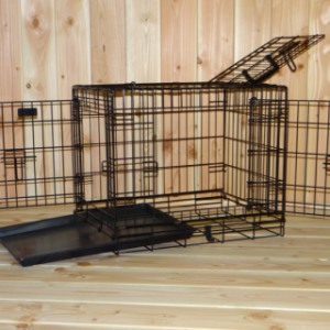 Zwarte hondenbench, stevige uitvoering, met 3 deuren en kunststof schuiflade, afmeting 63x45x52cm