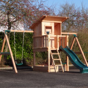 Het speeltoestel Beach hut hoog wordt geleverd inclusief een glijbaan naar keuze