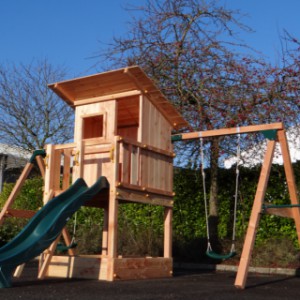 Het speeltoestel Beach hut hoog wordt geleverd met 2 schommels, 2 duikelrekken en een glijbaan