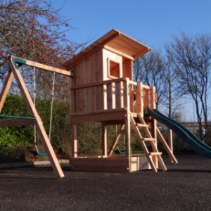 Het speeltoestel Beach hut hoog wordt geleverd met gekleurde accessoires naar keuze