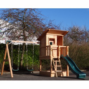 Speeltoestel Beach hut hoog met glijbaan, dubbele schommel, zitjes, verrekijker.