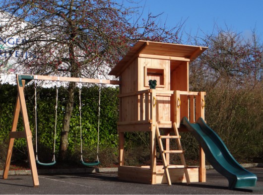 Speeltoestel Beach hut hoog met glijbaan, dubbele schommel, zitjes, verrekijker.