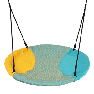 De schommelmand heeft de kleuren turquoise en geel
