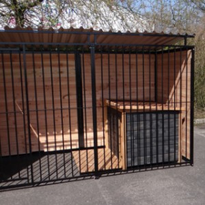 Zwarte hondenkennel FERM 3x1,5m met dak en hondenhok Select